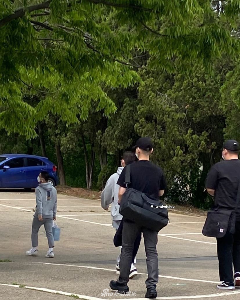 组图：EXO边伯贤入伍现场被拍 穿短袖挎大揹包样子乖