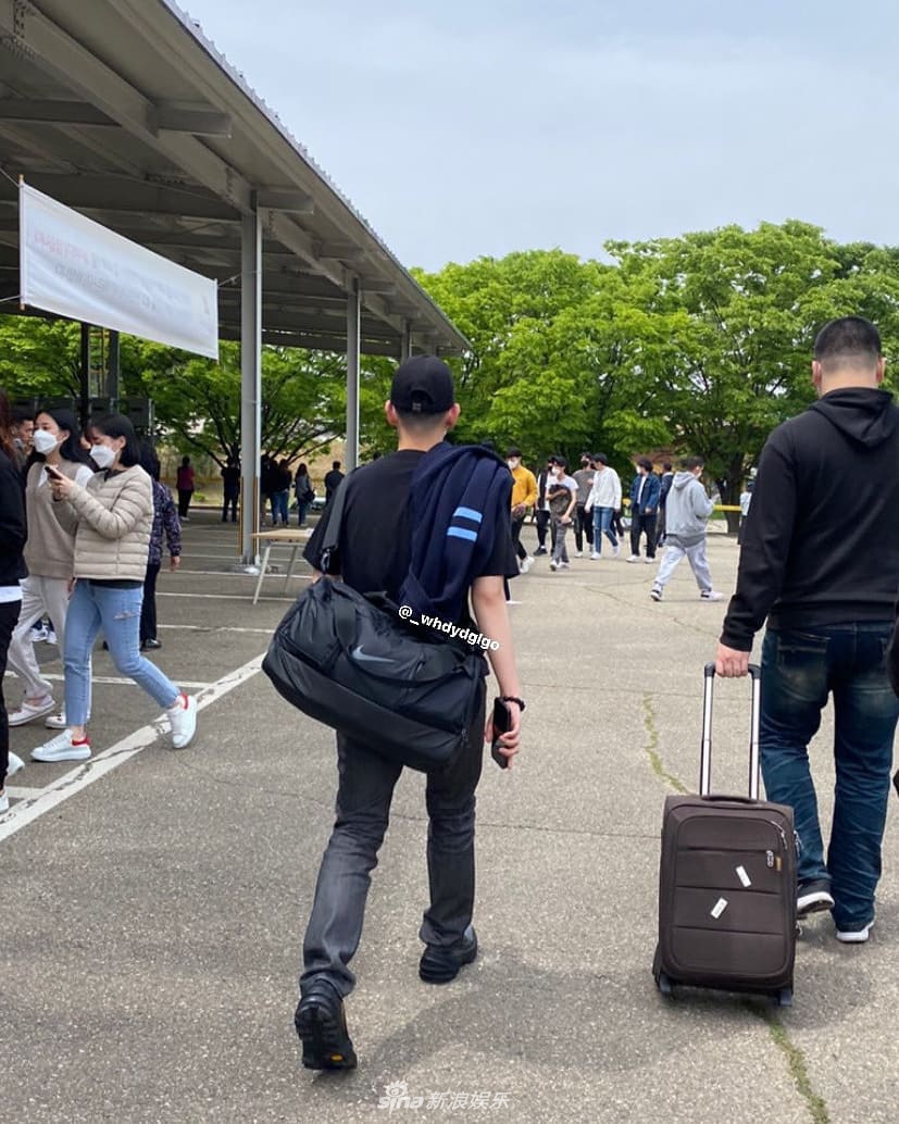 组图：EXO边伯贤入伍现场被拍 穿短袖挎大揹包样子乖