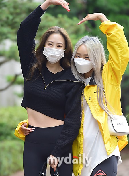 組圖：SISTAR多順孝琳合體亮相上班路 好姐妹親密攬腰