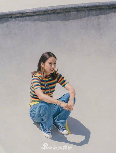 組圖：李孝利發20年前與友人舊照 戴棒球帽紅脣美豔