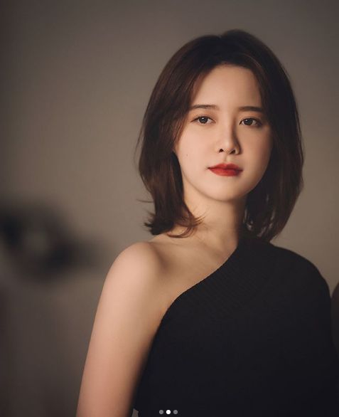 组图:具惠善最新写真白到发光 小脸圆圆五官仍精致