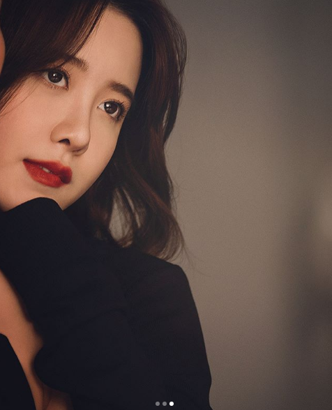 组图:具惠善最新写真白到发光 小脸圆圆五官仍精致