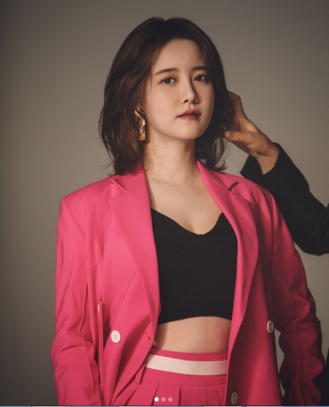 组图:具惠善最新写真白到发光 小脸圆圆五官仍精致