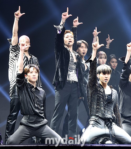 组图：BTOB 4U迷你专辑释出会 徐恩光等四成员亮相