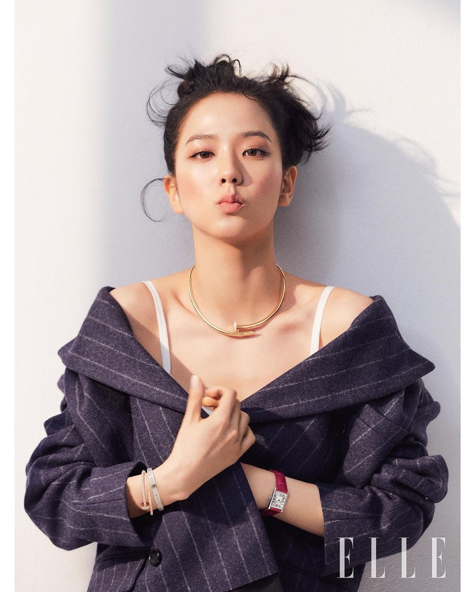 組圖：BLACKPINK成員金智秀寫真公開 波浪長髮港式風情