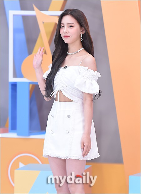 組圖：韓女團DIA成員權恩彩錄節目 穿白裙撩發露香肩