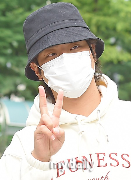 組圖：韓星樸正民出演SBS電臺節目 與路人親切合影