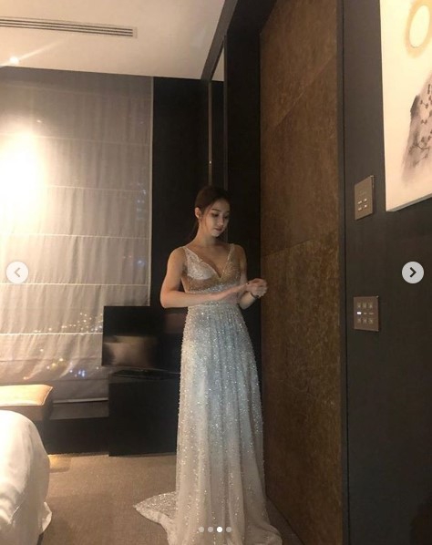 组图:韩星申世京穿深v礼服曲线毕露 大秀丰满好身材