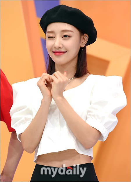 組圖：本月少女成員Yves錄節目 戴貝雷帽造型俏皮