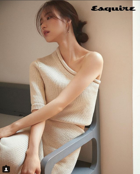 组图:韩剧《life》女主元真儿登杂志 目光坚定气质纯净