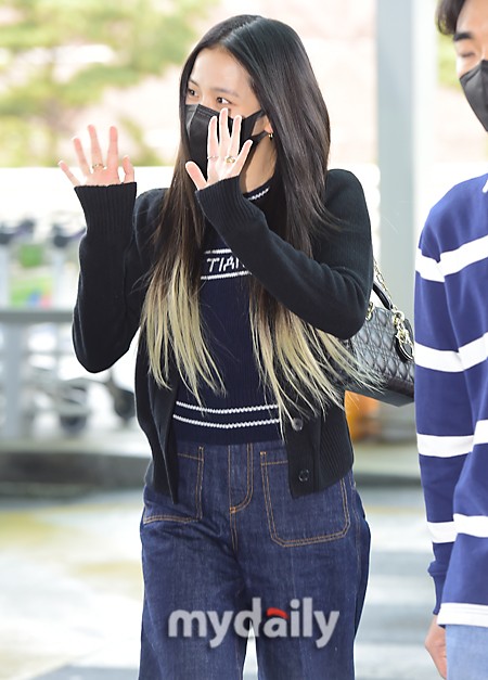 組圖：BLACKPINK金智秀飛往巴黎時裝週 挑染新發色現機場