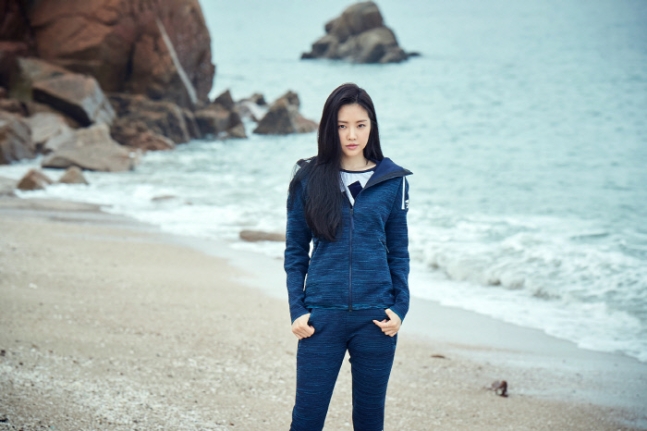 组图:apink孙娜恩再拍运动写真 海边展活力动感