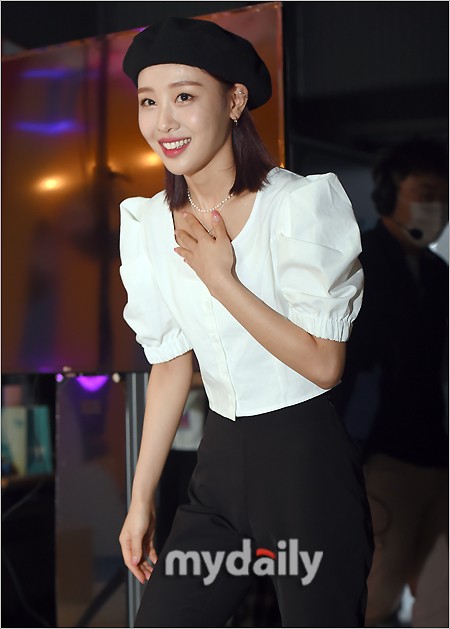組圖：本月少女成員Yves錄節目 戴貝雷帽造型俏皮