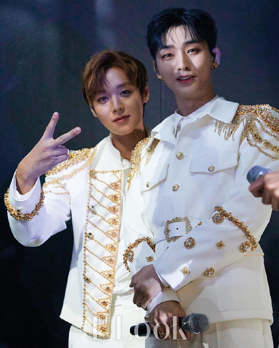 组图：WannaOne合体登杂志封面 重现MAMA舞台感动瞬间