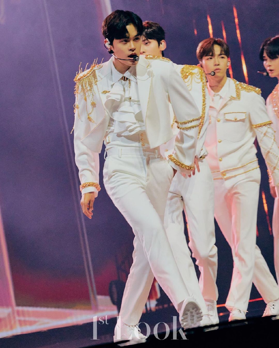 组图：WannaOne合体登杂志封面 重现MAMA舞台感动瞬间