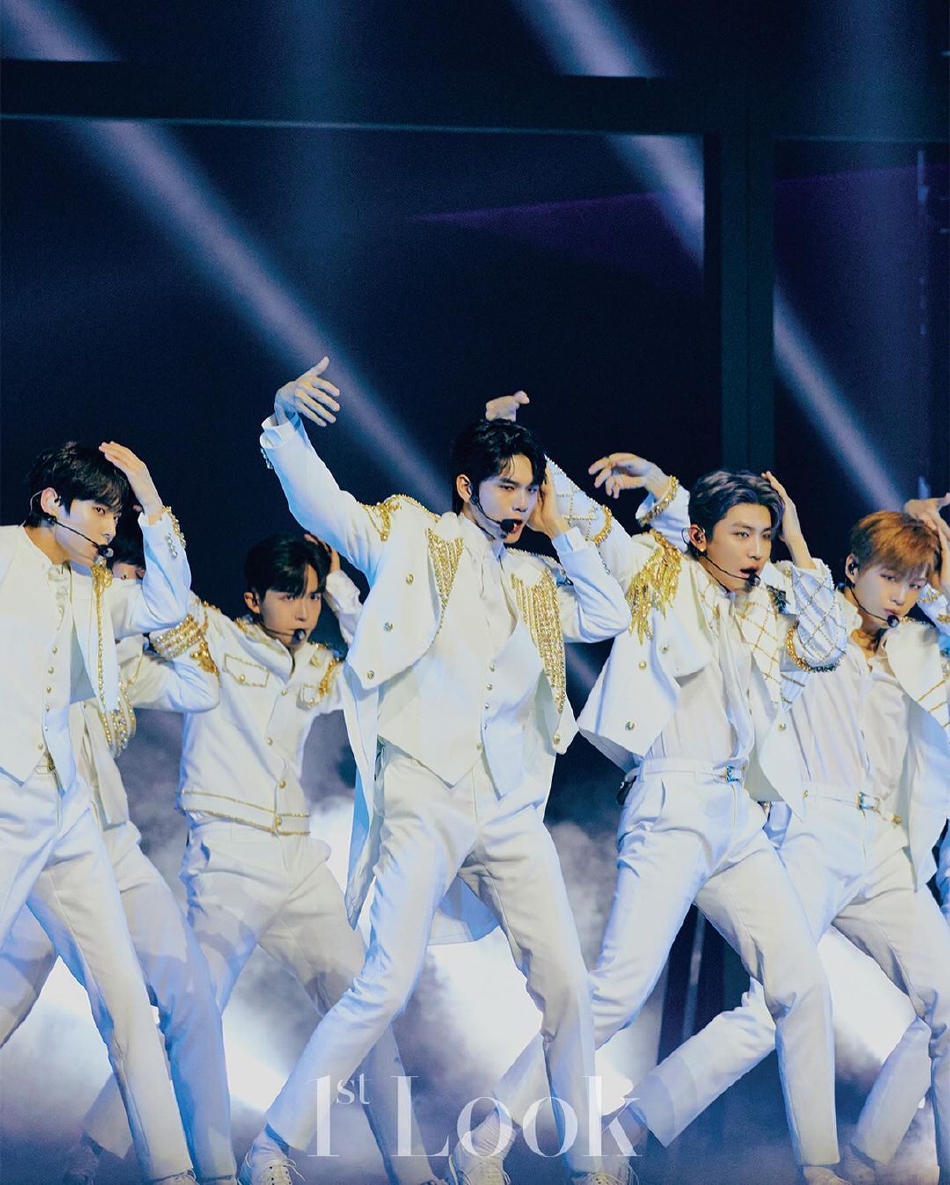 组图：WannaOne合体登杂志封面 重现MAMA舞台感动瞬间