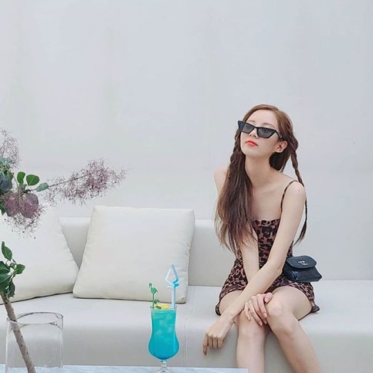 組圖：少女時代徐賢晒私照 穿吊帶豹紋短裙嘟嘴嬌俏