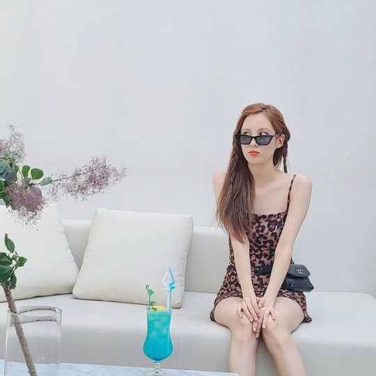 組圖：少女時代徐賢晒私照 穿吊帶豹紋短裙嘟嘴嬌俏