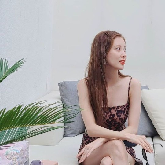 組圖：少女時代徐賢晒私照 穿吊帶豹紋短裙嘟嘴嬌俏