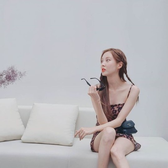 組圖：少女時代徐賢晒私照 穿吊帶豹紋短裙嘟嘴嬌俏