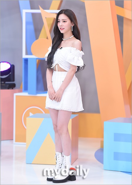 組圖：韓女團DIA成員權恩彩錄節目 穿白裙撩發露香肩