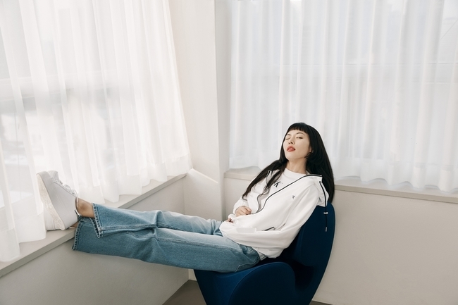 组图：金泫雅金晓钟情侣写真 感情热辣似连体婴