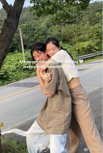組圖：《魷魚遊戲》鄭浩妍穿深V禮服 與好友Jennie親密同框