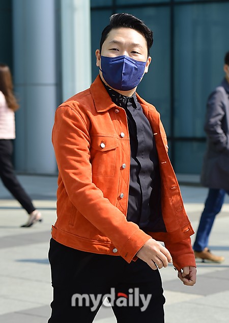 組圖：鳥叔PSY穿橘色外套活潑現身 Jessi依舊大秀曲線