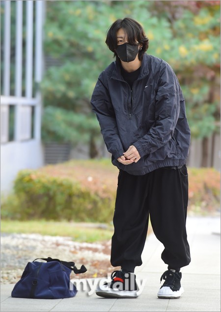 組圖：防彈田柾國出發卡達世界盃 機場表演射門動作