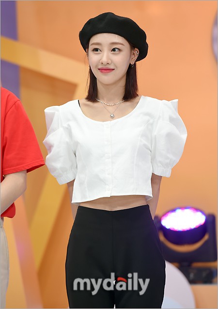 組圖：本月少女成員Yves錄節目 戴貝雷帽造型俏皮