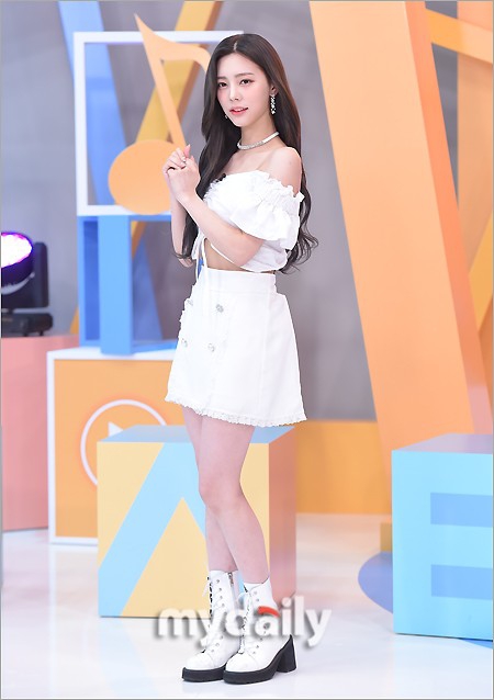 組圖：韓女團DIA成員權恩彩錄節目 穿白裙撩發露香肩