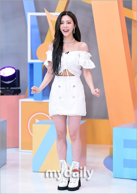 組圖：韓女團DIA成員權恩彩錄節目 穿白裙撩發露香肩