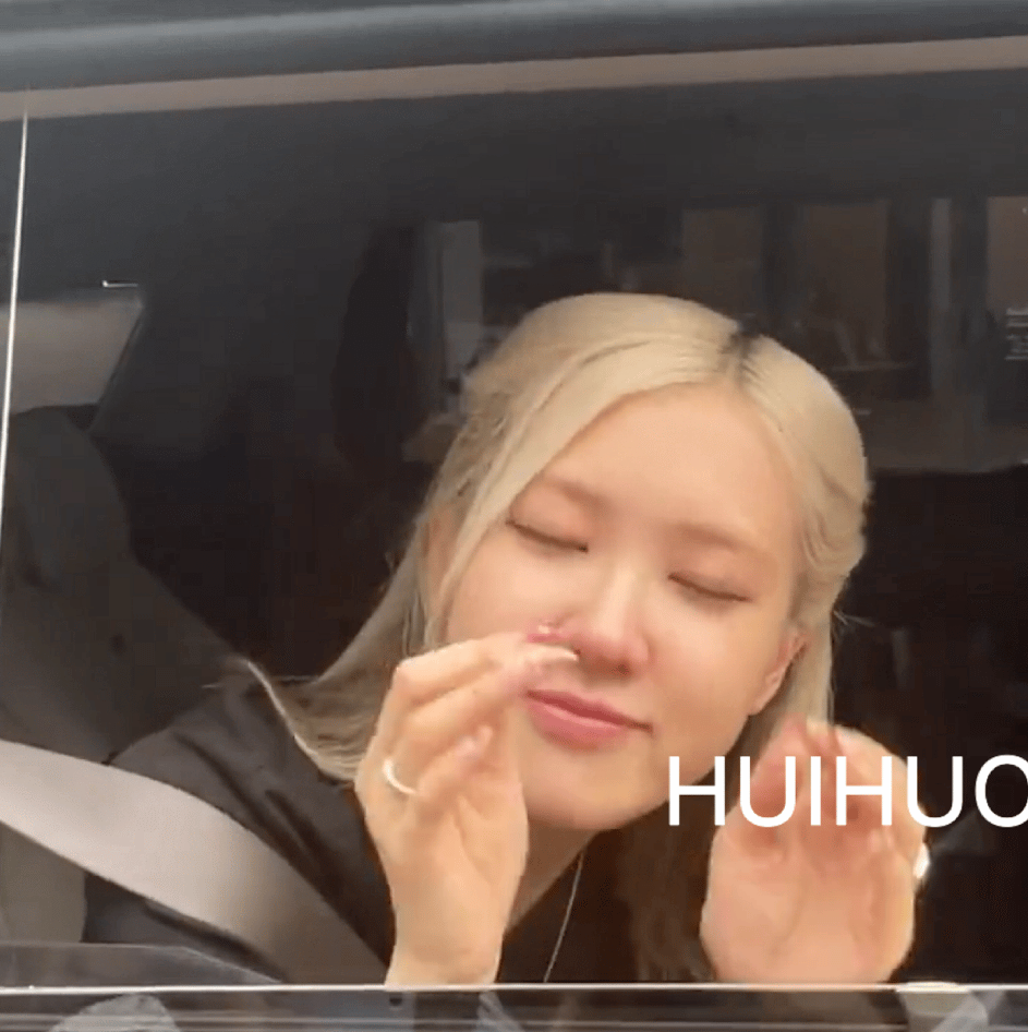 组图：BLACKPINK朴彩英见粉丝落泪 车内挥手比心