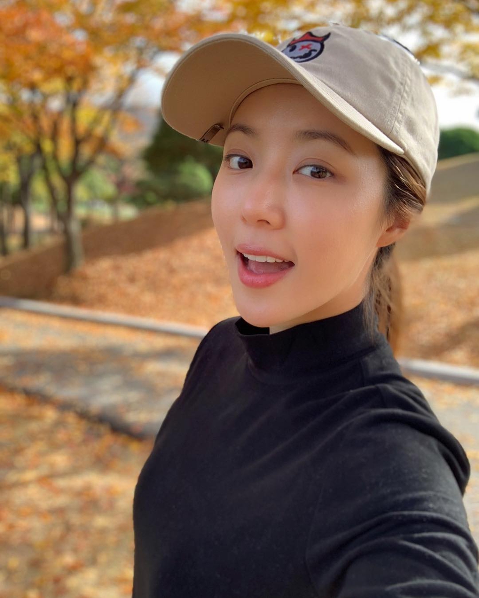 新浪娱乐讯 韩国女艺人朴韩星近日在社交网站发布了一张自拍照,展示了