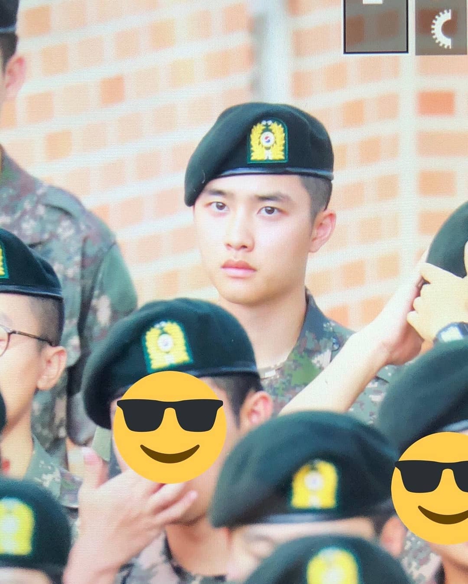 组图:都暻秀参加新兵结业式 帅气军装坚定眼神一展风采