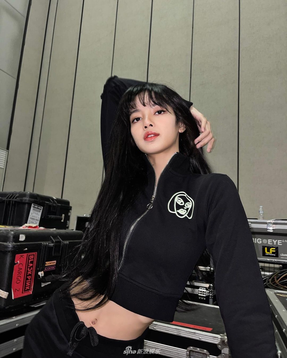 組圖：BLACKPINK彩排幕後照公開 Lisa穿運動裝露小蠻腰