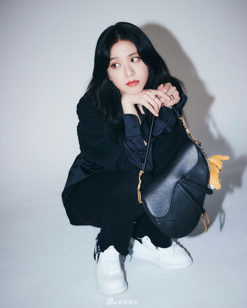 组图：BLACKPINK金智秀简约造型拍写真 眼神温柔气质美