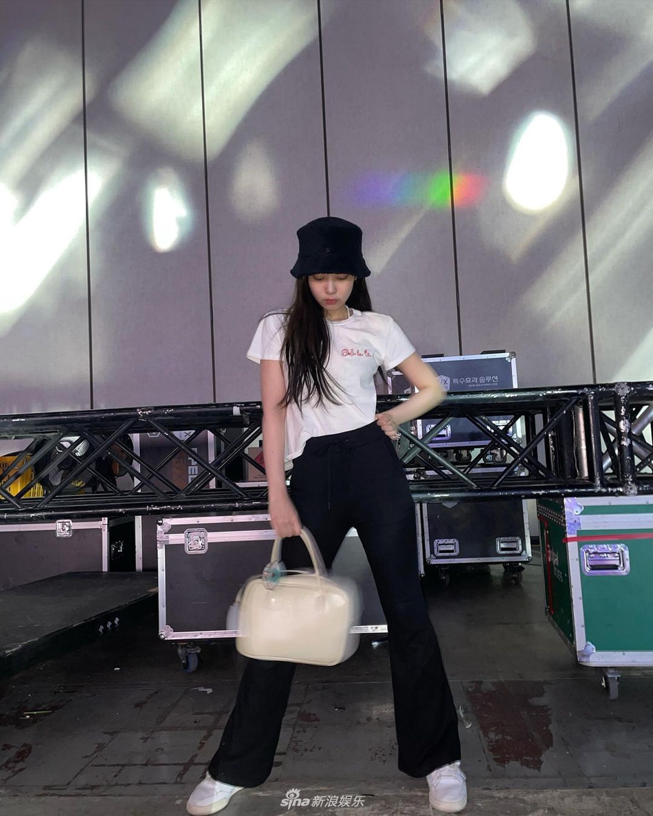 組圖：JENNIE居家造型拍素顏照 萌寵狗狗一同出鏡
