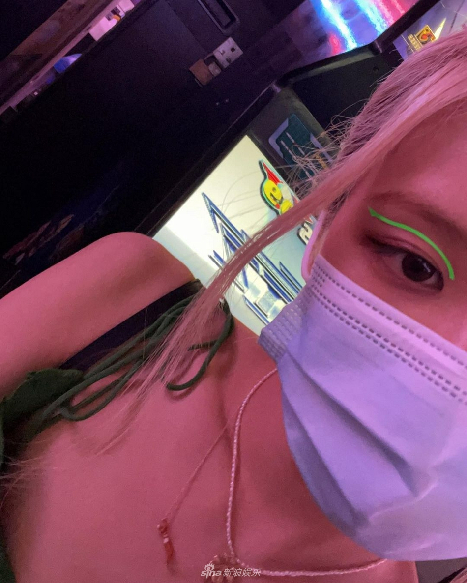 组图：BLACKPINK朴彩英穿吊带裙 绿色眼窝线妆容个性