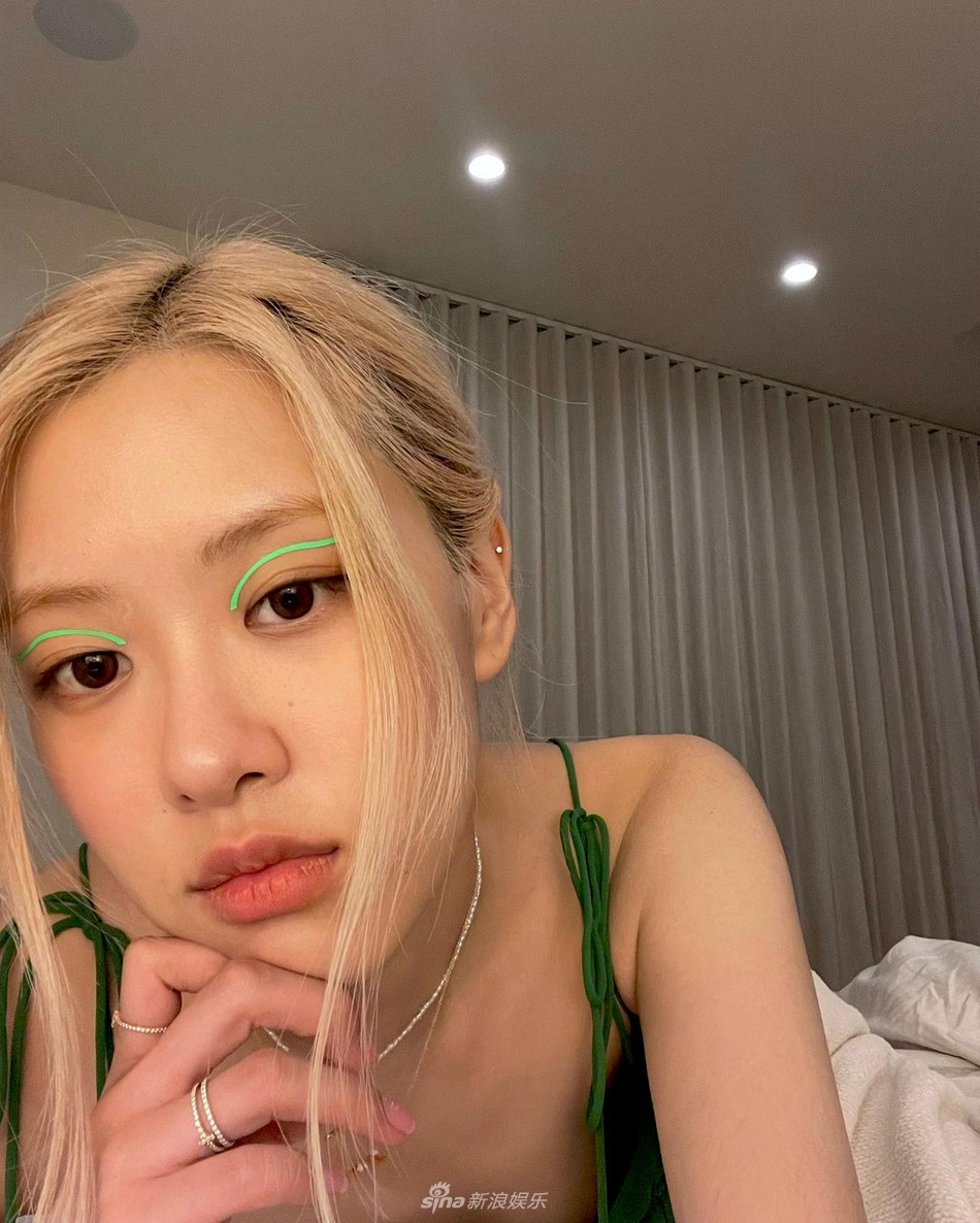 组图：BLACKPINK朴彩英穿吊带裙 绿色眼窝线妆容个性