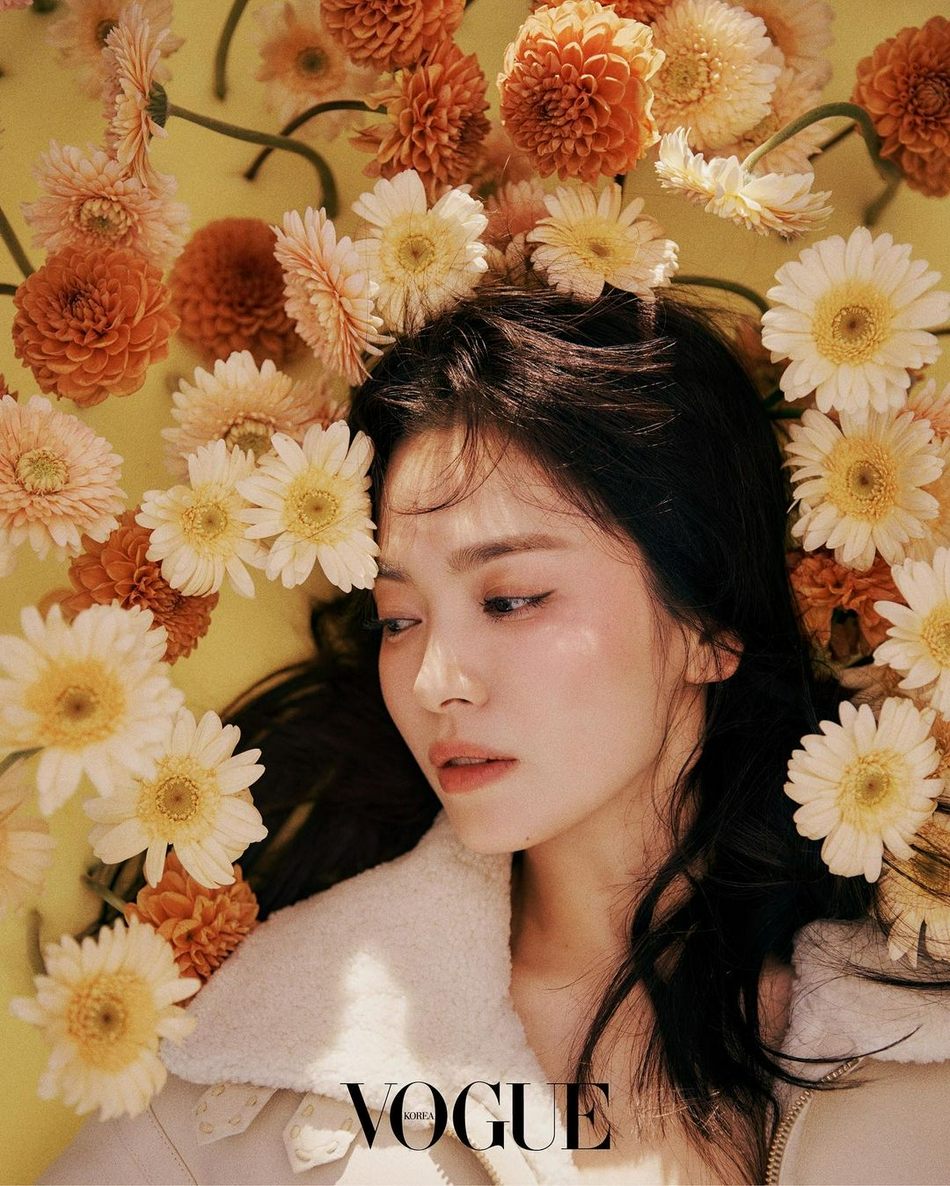 组图：宋慧乔《VOGUE》金九刊封面大片 气质优雅知性大方