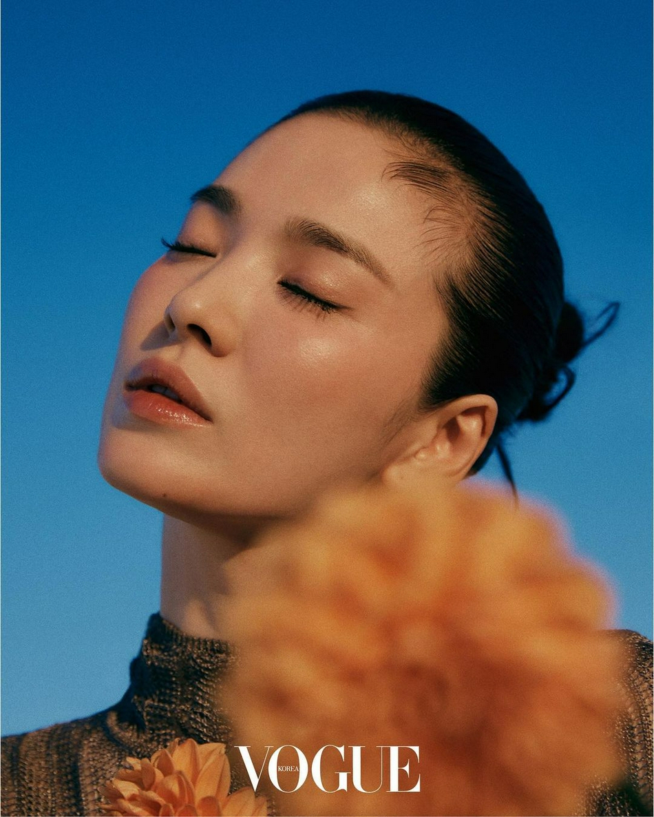 组图：宋慧乔《VOGUE》金九刊封面大片 气质优雅知性大方
