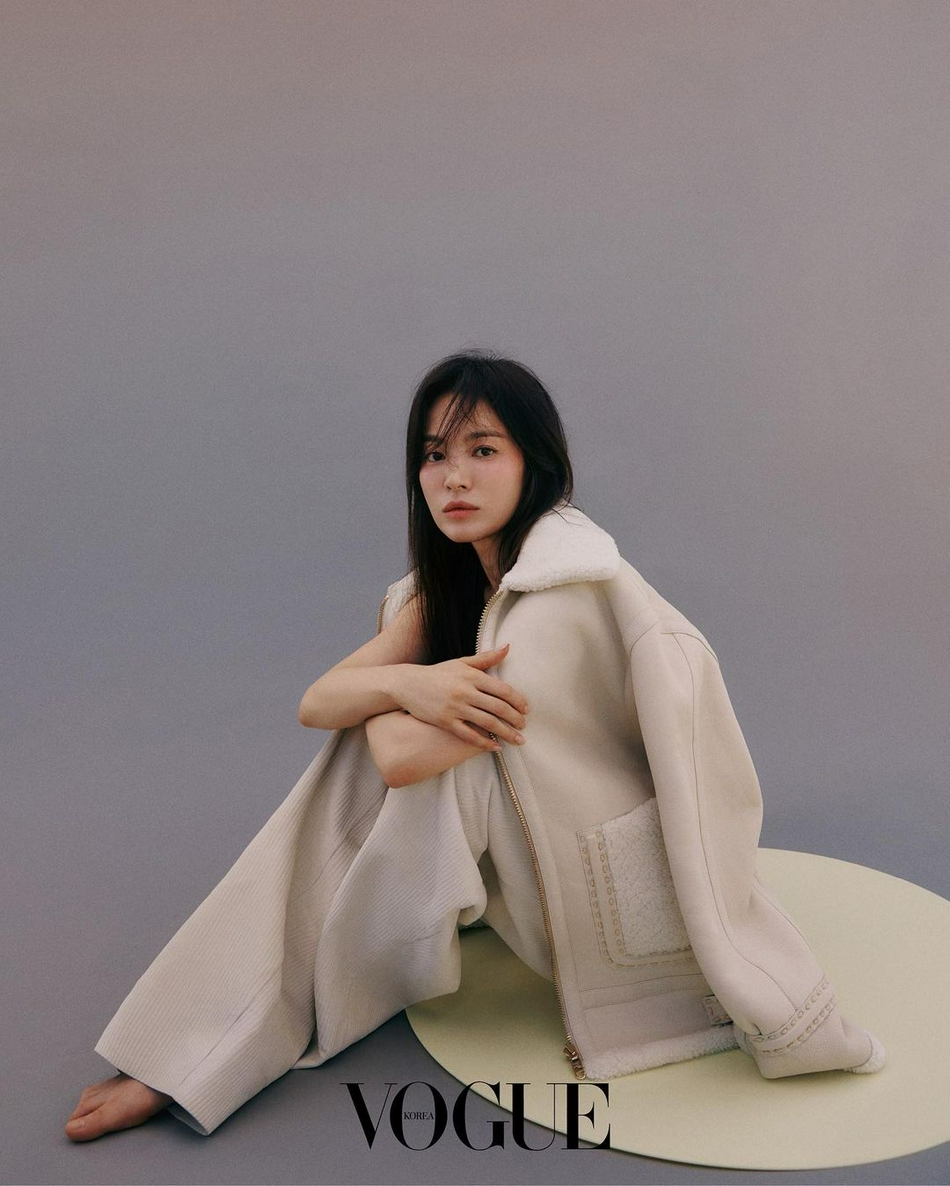 组图：宋慧乔《VOGUE》金九刊封面大片 气质优雅知性大方