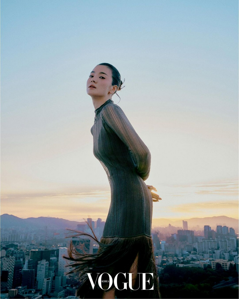 组图：宋慧乔《VOGUE》金九刊封面大片 气质优雅知性大方
