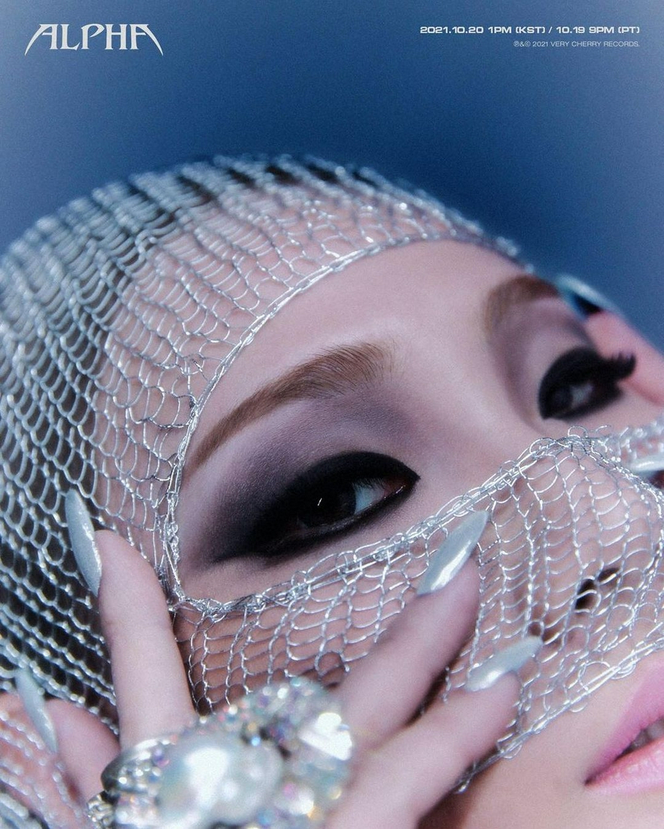 组图：韩女歌手CL将释出正规一辑 铁丝面罩异域感十足