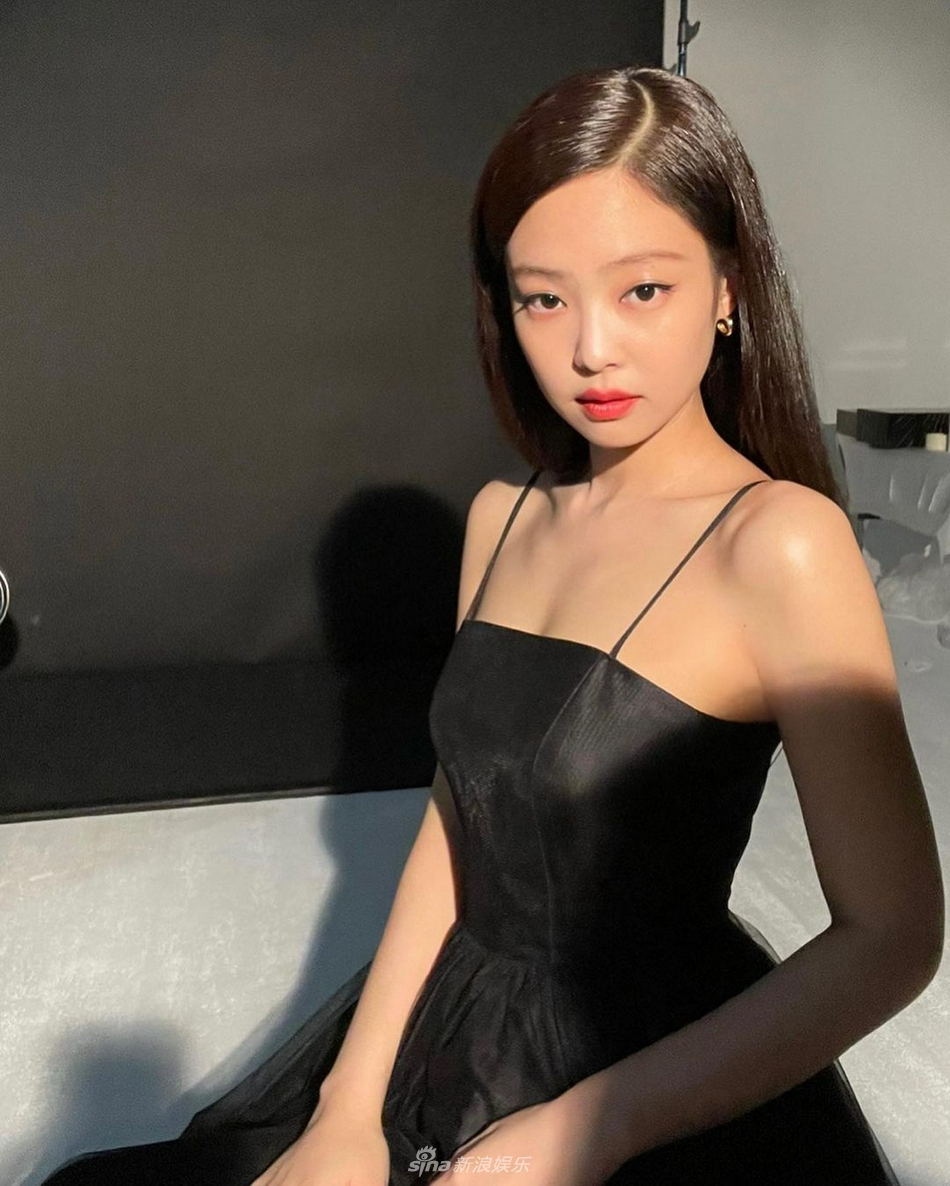 組圖：JENNIE穿小黑裙配紅脣妝容 託香腮秀出直角肩
