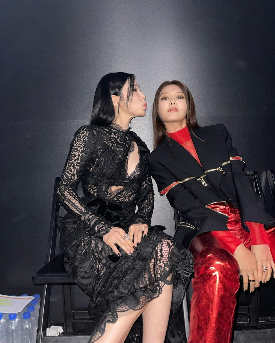 組圖：少女時代Tiffany與秀英合體 1億韓元造型引網友議論