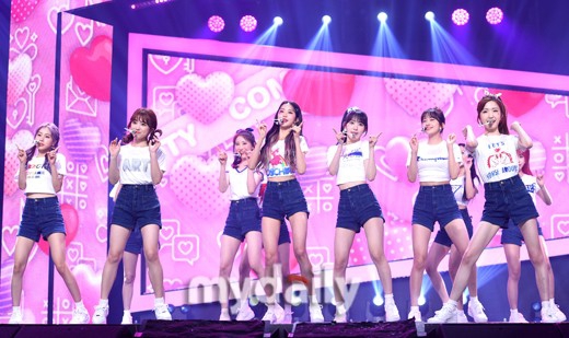 組圖：韓女團IZONE登打歌舞臺奪冠 穿白T恤短褲活力四射