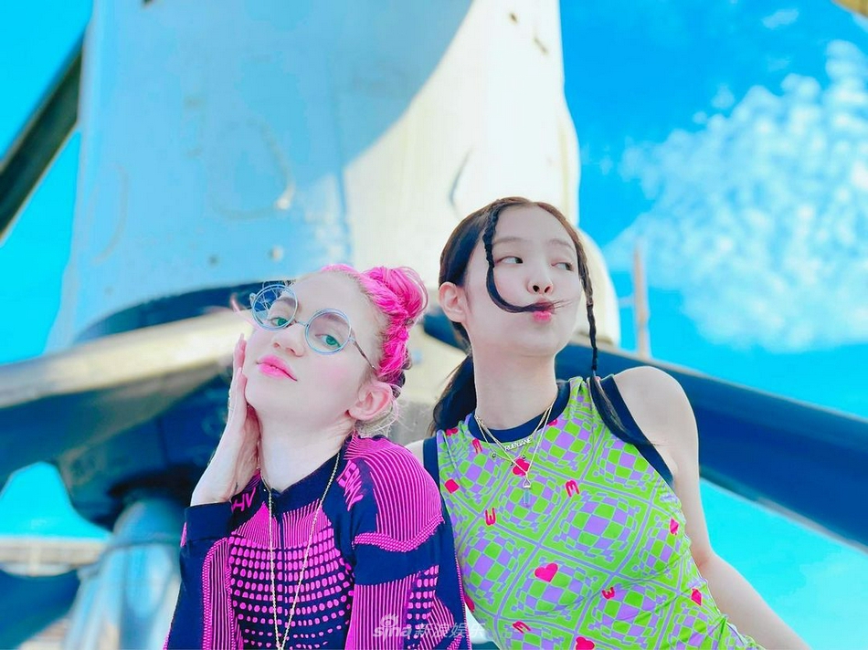 組圖：馬斯克女友帶JENNIE參觀火箭 二人親密晒合照