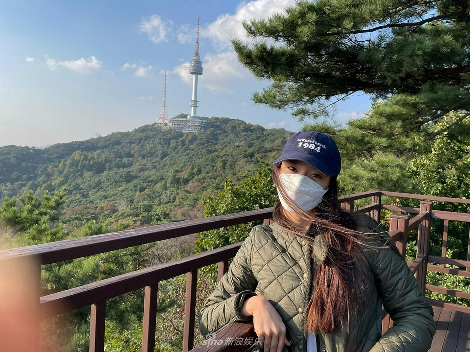 组图：郑秀晶晒秋季出游照 爸爸当摄影师手指入镜